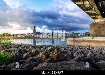 Der Blick auf Deventer Stadt gegen den bewölkten Himmel. Overijssel, Niederlande. Stockfoto