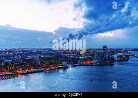 Eine Luftaufnahme von Amsterdam am Abend Stockfoto