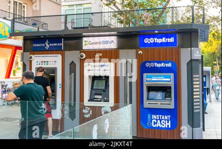 Türkische Banken geldautomaten in einer Reihe auf einer Hauptstraße in Kadikoy, Istanbul, Türkei Stockfoto