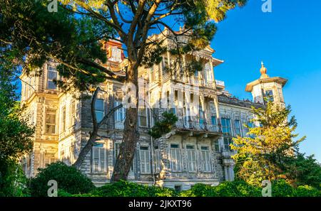 Das Herrenhaus von Ragıp Paşa wurde 1906 von August Jasmund erbaut. Caddebostan, Kadikoy, Istanbul, Türkei Stockfoto