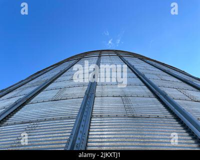 Burke County, GA USA - 12 27 21: Industrial Silver Metal Silo Looking Up Stockfoto