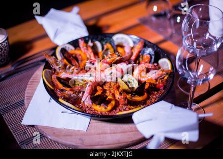 Frisches Paella-Gericht auf dem Tisch Stockfoto