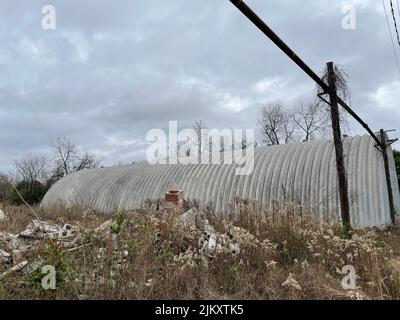 Burke County, GA USA - 12 27 21: Altes Metallsilo und Schutt auf dem Land Georgia Stockfoto