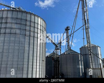 Burke County, GA USA - 12 27 21: Industrial Silver Metal Silo mit Boomtransport Stockfoto