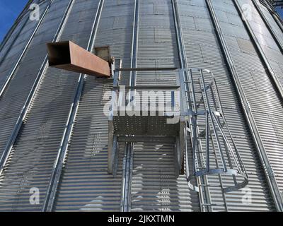 Burke County, GA USA - 12 27 21: Industrial Silver Metal Silo Wandfeeder Stockfoto