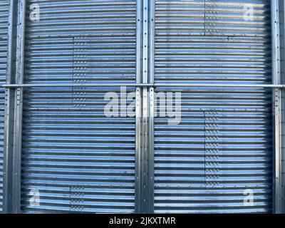 Burke County, GA USA - 12 27 21: Industrial Silver Metal Silo Steel Wall Stockfoto