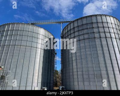 Burke County, GA USA - 12 27 21: Zwei Industrial Silver Metal Silos Stockfoto