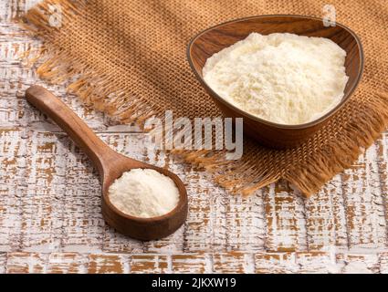 Milchpulver mit Nährstoffen in der Schüssel und dem Löffel Stockfoto