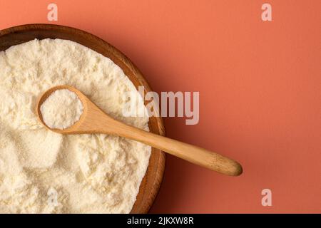 Milchpulver mit Nährstoffen in der Schüssel und dem Löffel Stockfoto