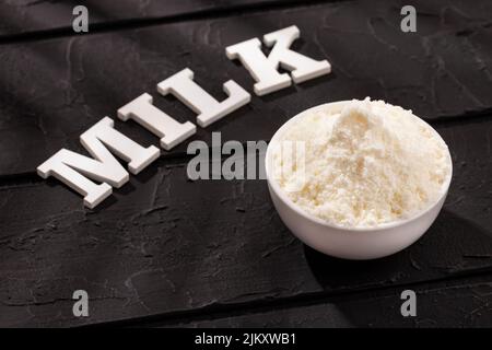 Milchpulver mit Nährstoffen in der Schüssel Stockfoto