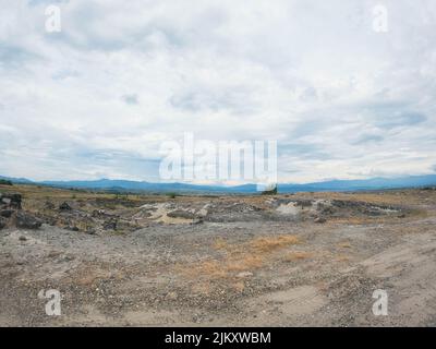 Eine wunderschöne Aufnahme des Dinosaur Provincial Parks unter dem wolkenlosen Himmel in Kanada Stockfoto