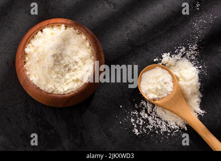 Milchpulver mit Nährstoffen in der Schüssel und dem Löffel Stockfoto