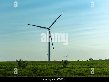 Ein Feld mit Windturbinen im ländlichen Oklahoma, USA Stockfoto