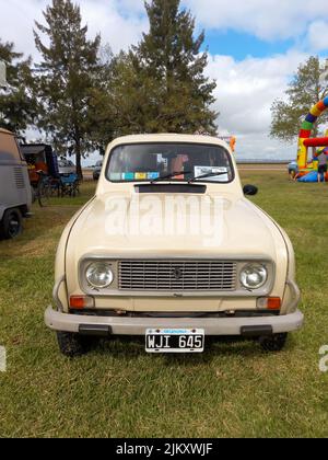 Chascomus, Argentinien - 9. Apr 2022: Alter beliebter Renault 4 S kurzer Kombi 1984. Klassisches Economy-Auto auf dem Land. Naturrasen, Bäume und Stockfoto