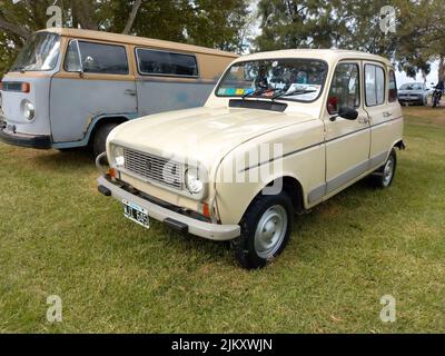 Chascomus, Argentinien - 9. Apr 2022: Alter beliebter Renault 4 S kurzer Kombi 1984. Klassisches Economy-Auto auf dem Land. Naturrasen, Bäume und Stockfoto