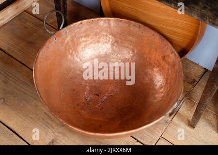 Traditioneller Kupfertopf - großer Metalltopf, runde Metallpfanne Stockfoto