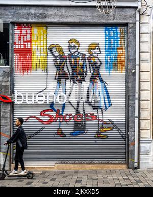 Wandbild an den verschlossenen Türen des Zeno Shoes Beyoğlu Mağazası - Schuhladens in Istanbul, türkei Stockfoto