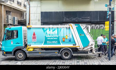 Separater Müllsammelwagen in der Istiklal Straße, Istanbul, Türkei Stockfoto