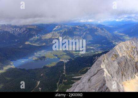 Eine Luftaufnahme einer Berglandschaft mit dem Eibsee in Zugspitze, Deutschland Stockfoto