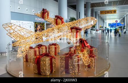 5 Meter breite beleuchtete Flugzeugdekoration mit Geschenkboxen - Dekoration von MK Illumination. Flughafen Sabiha Gokcen, Istanbul, Türkei Stockfoto