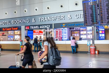 Passingers Passing Informationen Stände in SAW, Sabiha Gokcen International Airport, Istanbul, Türkei Stockfoto