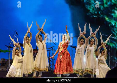 Neu-Delhi, Delhi, Indien. 2. August 2022. Künstler, die in Tiranga Utsav auftreten, organisiert vom Kulturministerium, um den Beitrag von Shri Pingali Venkayya zur Nation anlässlich seines Geburtstages 146. am 2.. August 2022 zu feiern. (Bild: © Mohsin Javed/Pacific Press via ZUMA Press Wire) Stockfoto