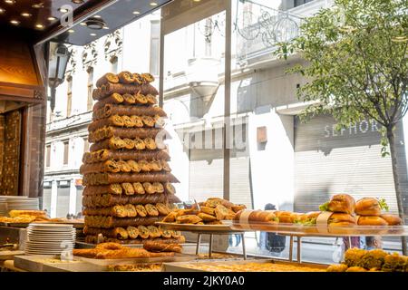 Gebäck, Kuchen, Sandwiches im Inneren des Café des Restaurants Saray Muhallebicisi, Straße Istiklal, Beyoglu, Istanbul, Türkei Stockfoto