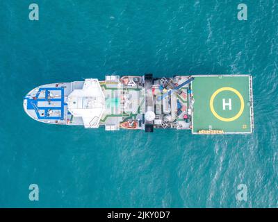 Luftaufnahme eines Offshore-Schiffes am Südatlantik. Das Schiff von oben begutachter. Sicherheitswege an Bord eines Offshore-Schiffes. Hubschrauberlandeplatz. Stockfoto