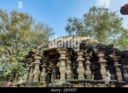 Außenansicht des alten Kopeshwar Mahadev-Tempels, Khidrapur, Maharashtra, Indien. Schöne Schnitzereien enthüllten hinduistische Kultur und Traditionen. Bildkappe Stockfoto