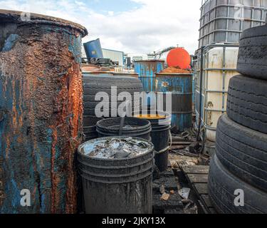 Fässer und Behälter mit gefährlichen Abfällen im Hof der chemischen Abfallverarbeitungsarbeiten Stockfoto