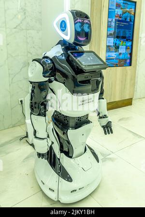 Automatisierter Helfer - Roboter, der den Besuchern im Kulturzentrum Informationen liefert. Nur-Sultan, Astana, Kasachstan Stockfoto