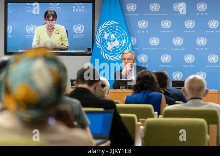 Generalsekretär Antonio Guterres führt am 3. August 2022 am Hauptsitz der Vereinten Nationen in New York eine Pressekonferenz über den Start des Briefs 3. der GCRG über Lebensmittel, Energie und Finanzen durch. Der Bericht der Global Crisis Response Group und Rebeca Grynspan, die sich virtuell von Genf aus anschlossen (auf dem Bildschirm zu sehen), hob die globale Unsicherheit hinsichtlich des Mangels an Nahrungsmitteln, Energie und Finanzen nach der COVID-19-Pandemie hervor und wurde durch den Krieg verschärft, den Russland gegen die Ukraine führt. Generalsekretär und Frau Grynspan drängten alle Länder, Energie zu sparen, mehr in erneuerbare Energiequellen zu investieren und überhöhte Gewinne durch Öl- und Gaskomp zu besteuern Stockfoto