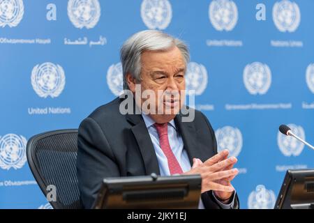 Generalsekretär Antonio Guterres führt am 3. August 2022 am Hauptsitz der Vereinten Nationen in New York eine Pressekonferenz über den Start des Briefs 3. der GCRG über Lebensmittel, Energie und Finanzen durch. Der Bericht der Global Crisis Response Group und Rebeca Grynspan, die sich virtuell aus Genf anschlossen, hob die globale Unsicherheit hinsichtlich des Mangels an Nahrungsmitteln, Energie und Finanzen nach der COVID-19-Pandemie hervor, die durch den Krieg, den Russland gegen die Ukraine führt, verschärft wurde. Generalsekretärin und Frau Grynspan drängten alle Länder, Energie zu sparen, mehr in erneuerbare Energiequellen zu investieren, übermäßige Gewinne von Öl- und Gasunternehmen zu besteuern und zu verteilen Stockfoto