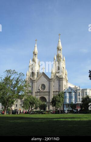 Ein schöner Blick auf die St. Peter und Paul Kirche in San Franciso Stockfoto