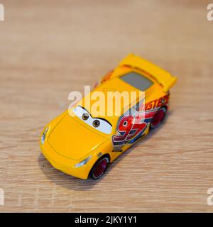 Eine vertikale Aufnahme des Mattel Cruz Ramirez Spielzeugmodell-Rennwagens aus dem Disney Pixar Cars Film Stockfoto