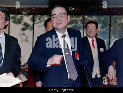 Der chinesische Premierminister Li Peng, Mitte, beim Abschluss einer Pressekonferenz nach dem jährlichen Treffen des Nationalen Volkskongresses in der Großen Halle des Volkes am 28. März 1990 in Peking, China. Das Treffen des NPC ist das erste seit dem Niederschlagung der Demonstranten auf dem Platz des Himmlischen Friedens. Stockfoto