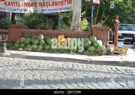 Wassermelonen auf der Straße zu verkaufen Stockfoto