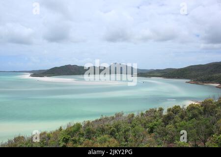 Eine wunderschöne Landschaft von Airlie Beach, umgeben von grünen Hügeln Stockfoto