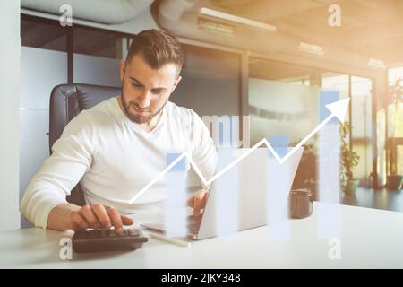 Junge Studentin, die den Studienkredit berechnet. Stockfoto