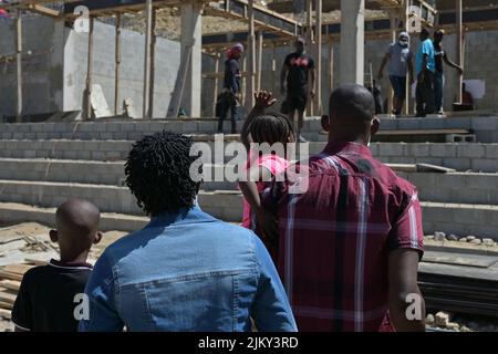 Tijuana, Baja California, Mexiko. 3. August 2022. Migranten aus Mittelamerika, Mexiko und Haiti wurden am Mittwoch, dem 3. August 2022, in Tijuana zur Einreise in die Vereinigten Staaten auf humanitäre Hilfe freigelassen. Die humanitäre Bewährung ist eine Ausnahme von der noch in Kraft geadenen Politik des Titels 42 und dem Programm „Protokolle zum Schutz von Migranten“ oder „in Mexiko bleiben“, Die durch ein Urteil des Obersten Gerichtshofs der USA vom 30. Juni demontiert werden durfte, aber die Regierung Biden ist noch nicht dazu übergegangen, das Programm zu ersetzen oder zu beenden, weil sie überprüft, wie sie künftig Asylbewerber bearbeiten wird --- Stockfoto