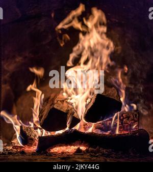 Eine schöne Aufnahme eines brennenden Holzes Stockfoto