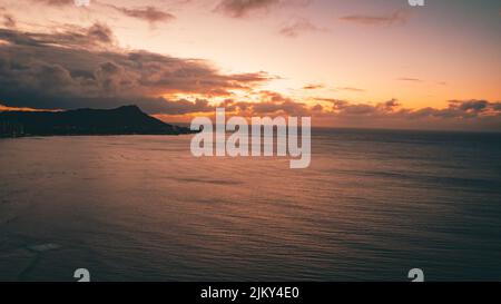 Ein schöner Blick auf einen Sonnenuntergang über dem See Stockfoto