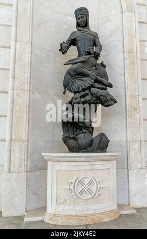 Skulptur einer weiblichen kasachischen traditionellen Musuzianin vor dem Opernhaus, nur-Sultan, Astana, Kasachstan Stockfoto