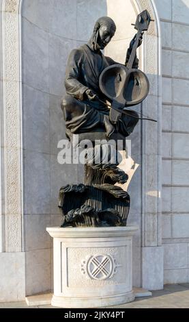 Skulptur des traditionellen kasachischen Musuzians vor dem Opernhaus, nur-Sultan, Astana, Kasachstan Stockfoto