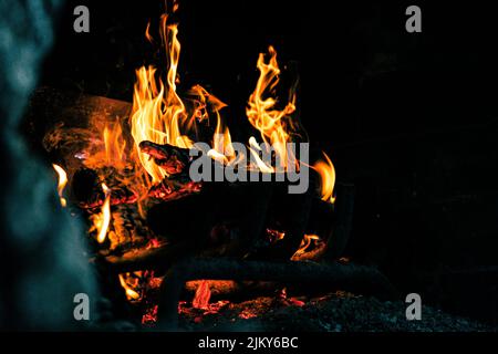 Nahaufnahme einer roten Feuerflamme auf dunklem Hintergrund Stockfoto