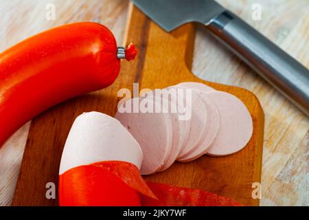 Mortadela Wurst in Scheiben geschnitten auf einer Holzoberfläche Stockfoto