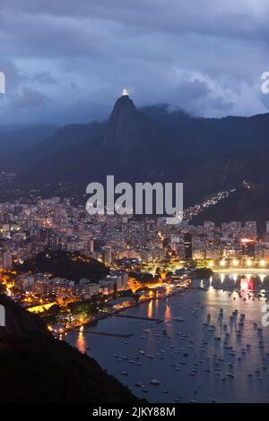 Eine schöne Vogelperspektive Aufnahme der Christusstatue am Abend Stockfoto