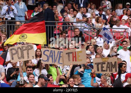 London, England, 31.. Juli 2022. Deutsche Fans halten Pappschilder hoch, um Alexandra Popp aus Deutschland zu unterstützen, die den Satz „Gott rette die Königin“ imitieren, während des Spiels der UEFA Women's European Championship 2022 im Wembley Stadium in London. Bildnachweis sollte lauten: Jonathan Moscrop / Sportimage Stockfoto