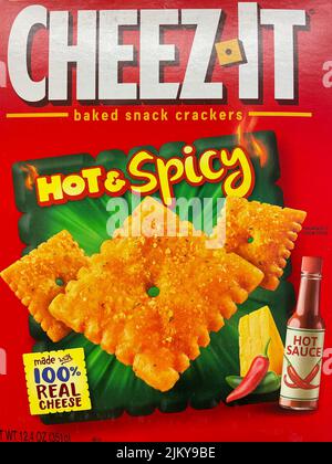 Grovetown, GA USA - 04 20 22: Kelloggs Snack-Marke im Ladenregal Cheez it hot and picy Stockfoto