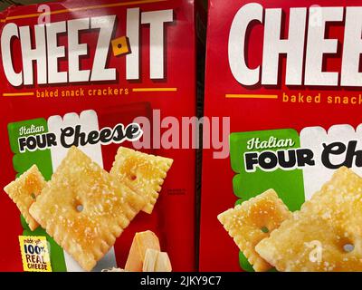 Grovetown, GA USA - 04 20 22: Kelloggs Snack-Marke im Ladenregal Cheez it Four Cheese Stockfoto